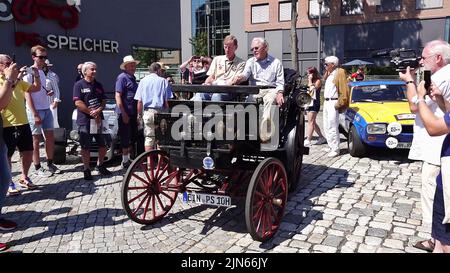 09. August 2022, Niedersachsen, Einbeck: Der ehemalige Rallye-Weltmeister Walter Röhrl (l.) macht vom Auto- und Motorradsammler Karl-Heinz Rehkopf eine Fahrstunde zum ältesten zugelassenen Automobil der Welt, einem Benz Victoria Nr. 99 aus dem Jahr 1894 (noch aus dpa-Video). Röhrl kam mit der Olympischen Rallye '72 Revival 2022 mit über 200 Oldtimern, die von Kiel nach München fährt und die Olympische Rallye 1972 nachbildet, zum PS Speicher und nahm die besondere Fahrstunde. Foto: Julian Stratenschulte/dpa Stockfoto