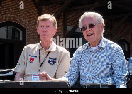 09. August 2022, Niedersachsen, Einbeck: Der ehemalige Rallye-Weltmeister Walter Röhrl (l.) macht vom Auto- und Motorradsammler Karl-Heinz Rehkopf eine Fahrstunde zum ältesten zugelassenen Automobil der Welt, einem Benz Victoria Nr. 99 aus dem Jahr 1894 (noch aus dpa-Video). Röhrl kam mit der Olympischen Rallye '72 Revival 2022 mit über 200 Oldtimern, die von Kiel nach München fährt und die Olympische Rallye 1972 nachbildet, zum PS Speicher und nahm die besondere Fahrstunde. Foto: Melissa Erichsen/dpa Stockfoto