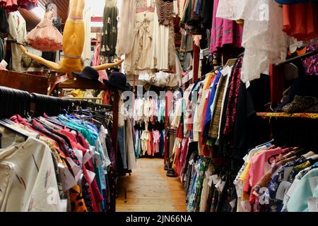 armstrong und Sohn Vintage Bekleidungsgeschäft edinburgh Royal Mile scotland im Sommer 2022 Großbritannien Stockfoto