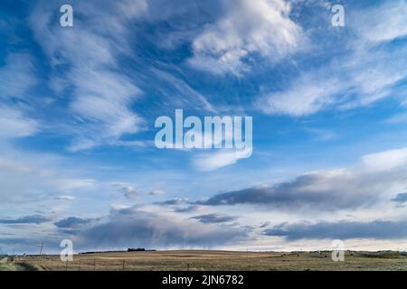 Dramatische Großhimmellandschaft auf den kanadischen Prärien in Rocky View County Alberta Canada. Stockfoto