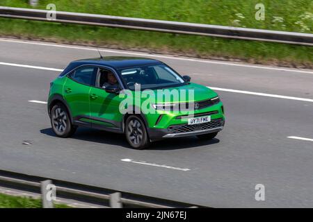 2021 Green Vauxhall Mokka Elite Nav Turbo Auto Benzin SUV 1199cc Benzin Automatikgetriebe; Reisen auf der M6 Autobahn UK Stockfoto