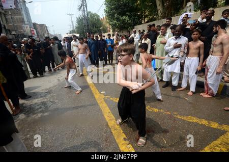 Peshawar, Pakistan. 08. August 2022. Schiitische Muslime geißeln sich