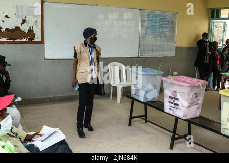 Nakuru, Kenia. 09. August 2022. Nakuru Town, Kenia, 9. August 2022, Sophia Mohamed, Analysebeauftragte des Medienrats von Kenia, beobachtet den Wahlprozess an der Nakuru Boys High School im Wahlkreis Nakuru Town East während der Parlamentswahlen in Kenyaís. Die Kenianer haben am Dienstagmorgen, dem 9. August 2022, mit der Wahl ihres bevorzugten Präsidenten und der Mitglieder der nationalen und der Bezirksversammlungen begonnen. Kredit: SOPA Images Limited/Alamy Live Nachrichten Stockfoto