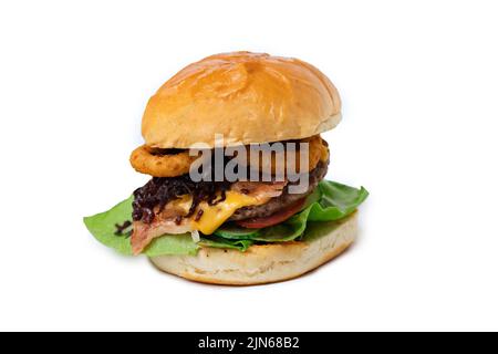 Hausgemachter Hamburger mit Cheddar- und Zwiebelringen Stockfoto