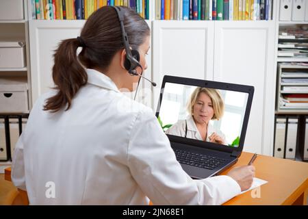 Telemedizinisches Konzept: Zwei Ärzte oder Apotheker während einer medizinischen Videokonferenz über Untersuchungsergebnisse. Stockfoto