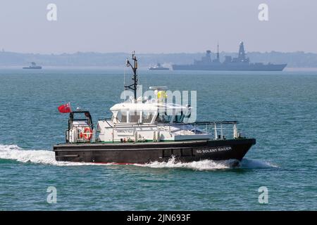 SD Solent Racer ist ein Pilotboot der Admiralität, das im Mai 2022 auf dem Marinestützpunkt Portsmouth basiert. Stockfoto