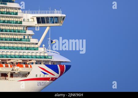 Blick auf die Vorderseite des P&O Cruises-Kreuzfahrtschiffs Ventura - April 2022. Stockfoto
