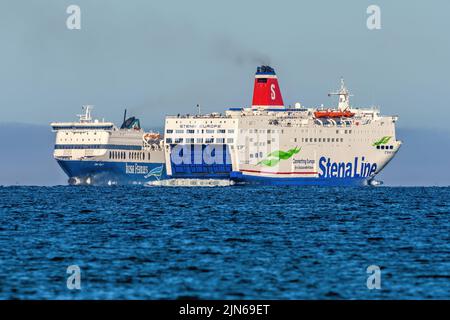 Die Irischen Seefähren Stena Europe und Blue Star schließen sich in der Nähe von Rosslare Europort - Juli 2022. Stockfoto