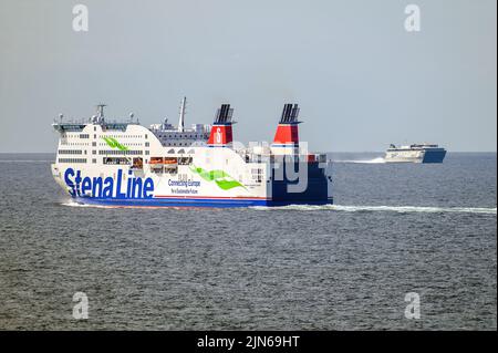 Die Fähren Stena Adventurer und Dublin Swift fahren in der Irischen See auf der Strecke zwischen Holyhead und Dublin - Mai 2022. Stockfoto