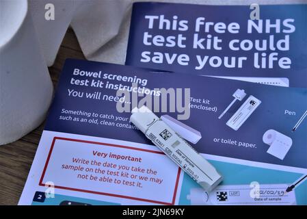 Darmkrebs ist einer der häufigsten Krebsarten in Wales. Die Bilder zeigen einen kostenlosen NHS-Testsatz für Darmuntersuchungen, der von der Darmuntersuchung in wales bereitgestellt wird Stockfoto