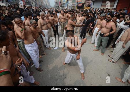 Peshawar, Khyber Pakhtunkhwa, Pakistan. 8. August 2022. Schiitische Muslime geißeln sich während der Prozession zum Ashura-Tag in Peshawar, Pakistan, am 08. August 2022. Schiitische Muslime beobachten den heiligen Monat Muharram, dessen Höhepunkt das Aschura-Fest ist, das an das Martyrium von Imam Hussein, einem Enkel des Propheten Mohammed, in der Schlacht der irakischen Stadt Karbala im siebten Jahrhundert erinnert. (Bild: © Hussain Ali/Pacific Press via ZUMA Press Wire) Stockfoto