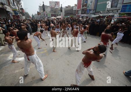 Peshawar, Khyber Pakhtunkhwa, Pakistan. 8. August 2022. Schiitische Muslime geißeln sich während der Prozession zum Ashura-Tag in Peshawar, Pakistan, am 08. August 2022. Schiitische Muslime beobachten den heiligen Monat Muharram, dessen Höhepunkt das Aschura-Fest ist, das an das Martyrium von Imam Hussein, einem Enkel des Propheten Mohammed, in der Schlacht der irakischen Stadt Karbala im siebten Jahrhundert erinnert. (Bild: © Hussain Ali/Pacific Press via ZUMA Press Wire) Stockfoto