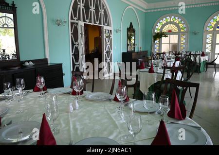 Innenansicht des neoklassizistischen Herrenhauses Villa Miramar aus dem 19.. Jahrhundert, das heute als kubanisches Restaurant unter dem Namen 1830 in Havanna, Kuba, dient. Stockfoto