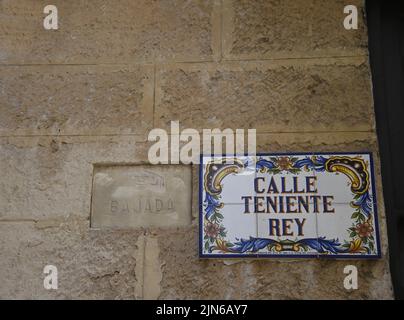 Handgefertigtes Straßenschild mit Keramikfliesen auf einer alten Steinsäule auf der Plaza Vieja, Havanna, Kuba. Stockfoto