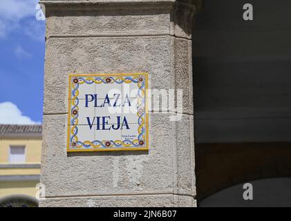 Handgefertigtes Straßenschild mit Keramikfliesen auf einer alten Steinsäule auf der Plaza Vieja, Havanna, Kuba. Stockfoto