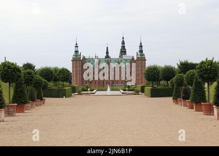 HILLEROD, DÄNEMARK - 30. JUNI 2016: Das ist Schloss Frederiksborg, die Residenz der dänischen Könige, eines der Meisterwerke der skandinavischen Renais Stockfoto