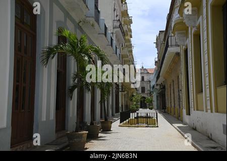 Stadtbild mit Panoramablick auf historische Kolonialgebäude in der Calle Mercaderes in der Altstadt von Havanna, Kuba. Stockfoto