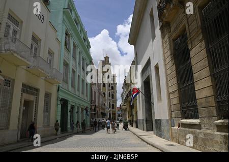 Stadtbild mit Panoramablick auf alte historische Kolonialbauten an der Plaza Vieja, Havanna, Kuba. Stockfoto