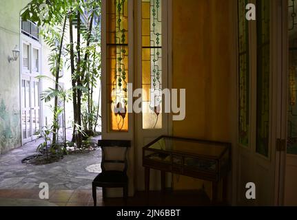 Interieur von Habana 1791 ein koloniales Herrenhaus aus dem 18.. Jahrhundert, das als Parfümmuseum mit maßgeschneiderten Düften und historischen Artefakten in Havanna Kuba dient. Stockfoto