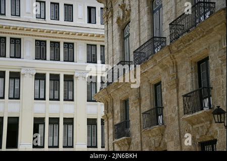 Stadtbild mit szenischer Fassadenansicht eines historischen kolonialen und neoklassizistischen Gebäudes in der Calle Mercaderes in der Altstadt von Havanna, Kuba. Stockfoto