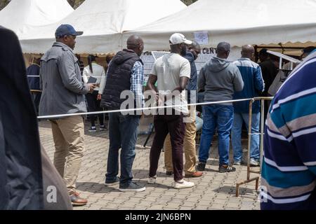 Nairobi, Kenia. 09. August 2022. Die Wähler stehen Schlange, um ihre Stimmzettel an einer Wahlstation im Central Business District, Nairobi, abzustimmen. Am 9. August 2022 finden in Kenia Parlamentswahlen statt. Die Wähler wählen den neuen Präsidenten, Mitglieder der Nationalversammlung und des Senats, Gouverneure von Kenia und Mitglieder der 47 Bezirksversammlungen Kenias. Kredit: SOPA Images Limited/Alamy Live Nachrichten Stockfoto