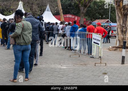 Nairobi, Kenia. 09. August 2022. Die Wähler stehen Schlange, um ihre Stimmzettel an einer Wahlstation im Central Business District, Nairobi, abzustimmen. Am 9. August 2022 finden in Kenia Parlamentswahlen statt. Die Wähler wählen den neuen Präsidenten, Mitglieder der Nationalversammlung und des Senats, Gouverneure von Kenia und Mitglieder der 47 Bezirksversammlungen Kenias. Kredit: SOPA Images Limited/Alamy Live Nachrichten Stockfoto