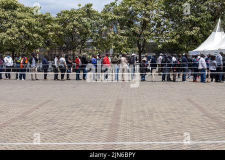 Nairobi, Kenia. 09. August 2022. Die Wähler stehen Schlange, um ihre Stimmzettel an einer Wahlstation im Central Business District, Nairobi, abzustimmen. Am 9. August 2022 finden in Kenia Parlamentswahlen statt. Die Wähler wählen den neuen Präsidenten, Mitglieder der Nationalversammlung und des Senats, Gouverneure von Kenia und Mitglieder der 47 Bezirksversammlungen Kenias. Kredit: SOPA Images Limited/Alamy Live Nachrichten Stockfoto