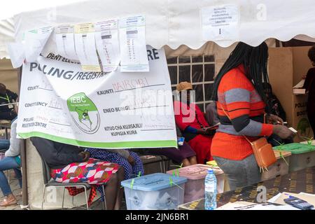 Nairobi, Kenia. 09. August 2022. Eine Frau gibt ihre Stimme auf einer Wahlstation im Central Business District, Nairobi, ab. Am 9. August 2022 finden in Kenia Parlamentswahlen statt. Die Wähler wählen den neuen Präsidenten, Mitglieder der Nationalversammlung und des Senats, Gouverneure von Kenia und Mitglieder der 47 Bezirksversammlungen Kenias. Kredit: SOPA Images Limited/Alamy Live Nachrichten Stockfoto