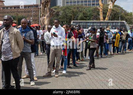 Nairobi, Kenia. 09. August 2022. Die Wähler stehen Schlange, um ihre Stimmzettel an einer Wahlstation im Central Business District, Nairobi, abzustimmen. Am 9. August 2022 finden in Kenia Parlamentswahlen statt. Die Wähler wählen den neuen Präsidenten, Mitglieder der Nationalversammlung und des Senats, Gouverneure von Kenia und Mitglieder der 47 Bezirksversammlungen Kenias. Kredit: SOPA Images Limited/Alamy Live Nachrichten Stockfoto