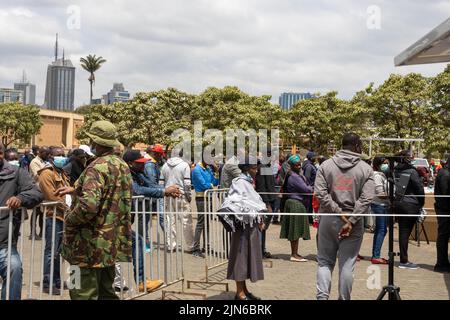 Nairobi, Kenia. 09. August 2022. Die Wähler stehen Schlange, um ihre Stimmzettel an einer Wahlstation im Central Business District, Nairobi, abzustimmen. Am 9. August 2022 finden in Kenia Parlamentswahlen statt. Die Wähler wählen den neuen Präsidenten, Mitglieder der Nationalversammlung und des Senats, Gouverneure von Kenia und Mitglieder der 47 Bezirksversammlungen Kenias. Kredit: SOPA Images Limited/Alamy Live Nachrichten Stockfoto