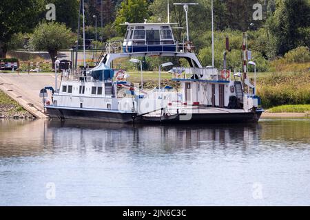 Darchau, Deutschland. 09. August 2022. Die Fähre 'Tanja' musste den Fährdienst zwischen Darchau und neu Darchau wegen des geringen Wasseraufwettes in der Elbe einstellen. Mehr als 1.500 Menschen nutzen die Fähre in Neuhaus im Durchschnitt täglich. Aufgrund der Schließung der nahegelegenen alternativen Brücke müssen Pendler derzeit lange Umwege zurückgelegt werden. Quelle: Jens Büttner/dpa/Alamy Live News Stockfoto