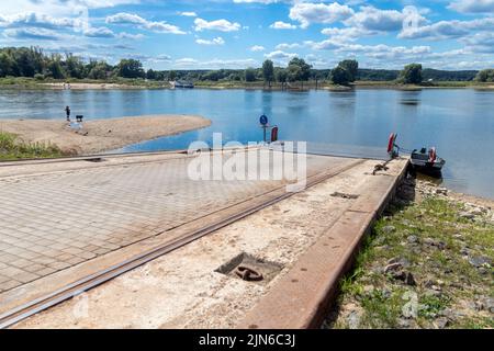 Darchau, Deutschland. 09. August 2022. Die Anlegestelle für die Fähre 'Tanja' ist wegen Niedrigwasser in der Elbe geschlossen, die Fährverbindung zwischen Darchau und Neu Darchau wird unterbrochen. Mehr als 1.500 Menschen nutzen die Fähre in Neuhaus im Durchschnitt täglich. Aufgrund der Schließung der nahegelegenen alternativen Brücke müssen Pendler derzeit lange Umwege zurückgelegt werden. Quelle: Jens Büttner/dpa/Alamy Live News Stockfoto