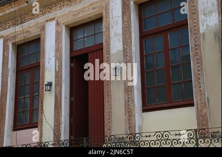 Altes klassizistisches Gebäude in der Calle Empedrado in der Altstadt von Havanna, Kuba. Stockfoto