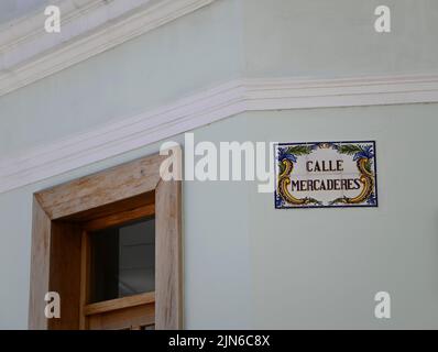 Antikes Holzfenster an einer Stuckwand mit einem handgefertigten Straßenschild aus Keramikfliesen in der Calle Mercaderes, Alt-Havanna Kuba. Stockfoto