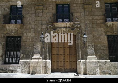 Malerische Außenansicht der ehemaligen offiziellen Gouverneursresidenz Palacio de los Capitanes Generales ein kubanisches Barockdenkmal in Havanna, Kuba. Stockfoto