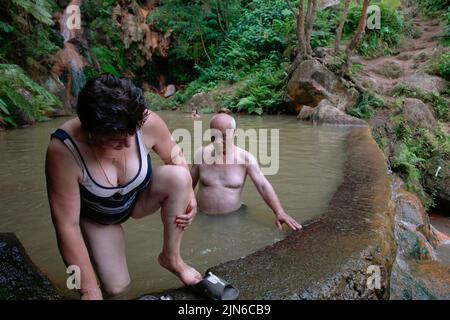 Sao Miguel, Azoren, Portugal. 10. August 2019: Altes Paar in den heißen Gewässern von Caldeira Velha, auf der Insel Sao Miguel, Portugal Stockfoto