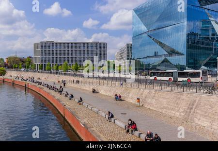 Berlin, Deutschland - 05. Mai 2022: Blick auf das moderne und architektonische Bürogebäude des Cube Berlin am Berliner Hauptbahnhof Stockfoto