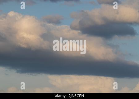 Dunkelblauer Sommer wolkige Himmel ing Nebraska . Hochwertige Fotos Stockfoto