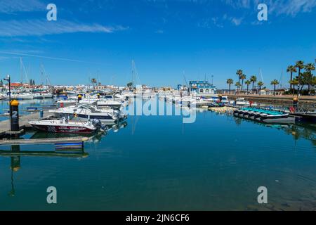 VILA REAL DE SANTO ANTONIO, PORTUGAL - 11. JUNI 2022 - Yachten und Boote, die in der Marina mit Gebäuden am Wasser entlang der Avenida da Republica vertäut sind Stockfoto