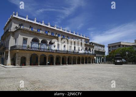 Landschaft mit Panoramablick auf das Hotel Santa Isabel im Kolonialstil auf der gepflasterten Plaza De Armas in Havanna, Kuba. Stockfoto