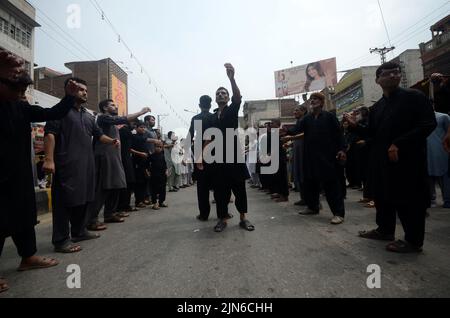 Peshawar, Khyber Pakhtunkhwa, Pakistan. 8. August 2022. Schiitische Muslime geißeln sich während der Prozession zum Ashura-Tag in Peshawar, Pakistan, am 08. August 2022. Schiitische Muslime beobachten den heiligen Monat Muharram, dessen Höhepunkt das Aschura-Fest ist, das an das Martyrium von Imam Hussein, einem Enkel des Propheten Mohammed, in der Schlacht der irakischen Stadt Karbala im siebten Jahrhundert erinnert. (Bild: © Hussain Ali/Pacific Press via ZUMA Press Wire) Stockfoto