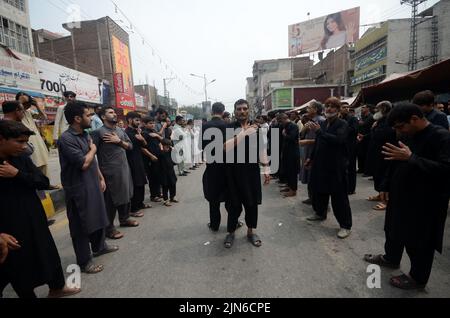 Peshawar, Khyber Pakhtunkhwa, Pakistan. 8. August 2022. Schiitische Muslime geißeln sich während der Prozession zum Ashura-Tag in Peshawar, Pakistan, am 08. August 2022. Schiitische Muslime beobachten den heiligen Monat Muharram, dessen Höhepunkt das Aschura-Fest ist, das an das Martyrium von Imam Hussein, einem Enkel des Propheten Mohammed, in der Schlacht der irakischen Stadt Karbala im siebten Jahrhundert erinnert. (Bild: © Hussain Ali/Pacific Press via ZUMA Press Wire) Stockfoto