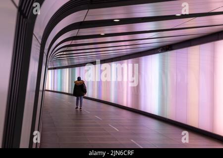 Spaziergang durch den LED-Lichttunnel zwischen den Stationen Kings Cross und St. Pancran, aufgenommen am 20.. Mai 2022. Stockfoto