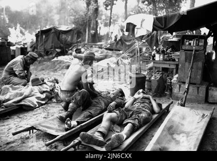 PINWE, BURMA - 12. November 1944 - Ärzte der US-Armee behandeln Opfer einer tragbaren Chirurgieeinheit (dem Vorläufer der M*A*S*H*) in den Jahren 36 Stockfoto