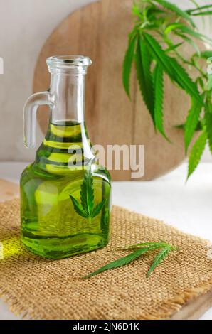Cannabis CBD-Hanföl in einer Glasflasche. Das Konzept des alternativen Öls. Vertikale Ausrichtung. Selektiver Fokus Stockfoto
