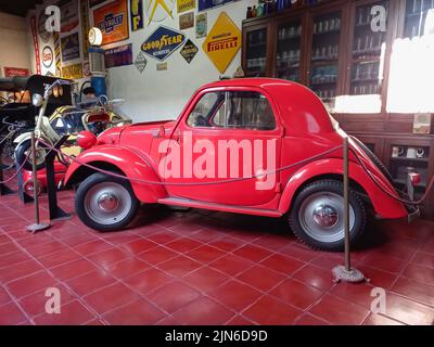 Aufnahme eines alten roten Klassikers 1930s Fiat 500 Einer Topolino-Zweitürer-Limousine. Automobilmuseum. Rau Kollektion Stockfoto