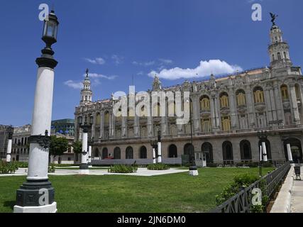 Panoramablick auf das Gran Teatro de La Habana ein historisches Gebäude im Stil der Barockzeit, in dem das kubanische Nationalballett auf dem Paseo Del Prado Havana, Kuba, zu sehen ist. Stockfoto