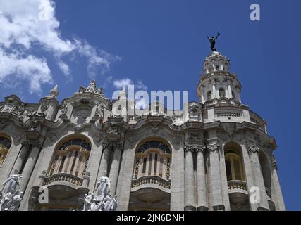 Panoramablick auf das Gran Teatro de La Habana ein historisches Gebäude im Stil der Barockzeit, in dem das kubanische Nationalballett auf dem Paseo Del Prado Havana, Kuba, zu sehen ist. Stockfoto