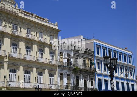 Malerischer Blick auf das Hotel Inglaterra, ein historisches neoklassizistisches Gebäude, und das Telégrafo Axel Hotel am Paseo del Prado, Havanna, Kuba. Stockfoto