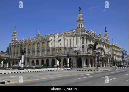 Panoramablick auf das Gran Teatro de La Habana ein historisches Gebäude im Stil der Barockzeit, in dem das kubanische Nationalballett auf dem Paseo Del Prado Havana, Kuba, zu sehen ist. Stockfoto